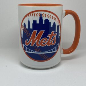 A mets coffee mug with the skyline of new york.