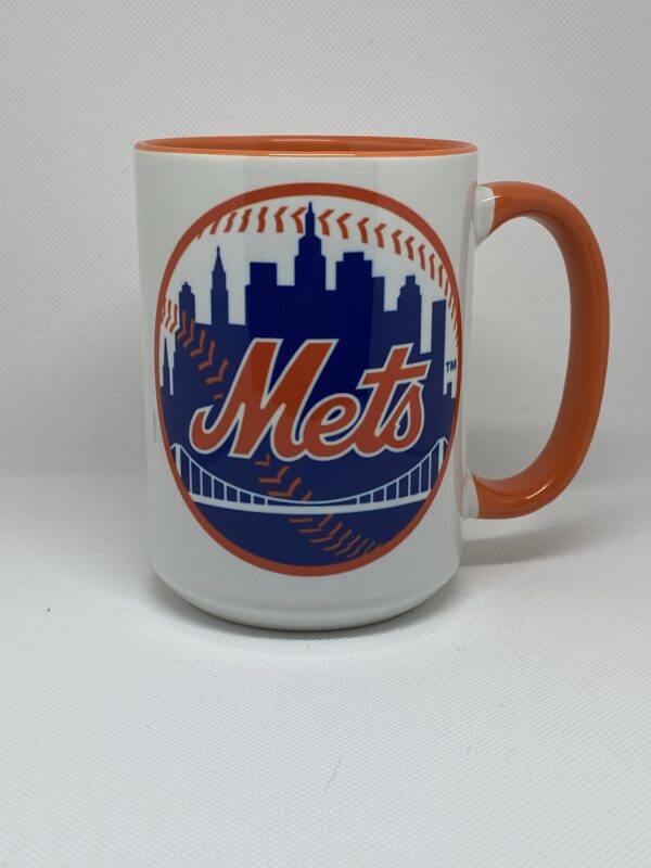 A mets coffee mug with the skyline of new york.