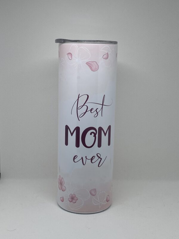 A tall skinny cup with the words best mom ever on it.